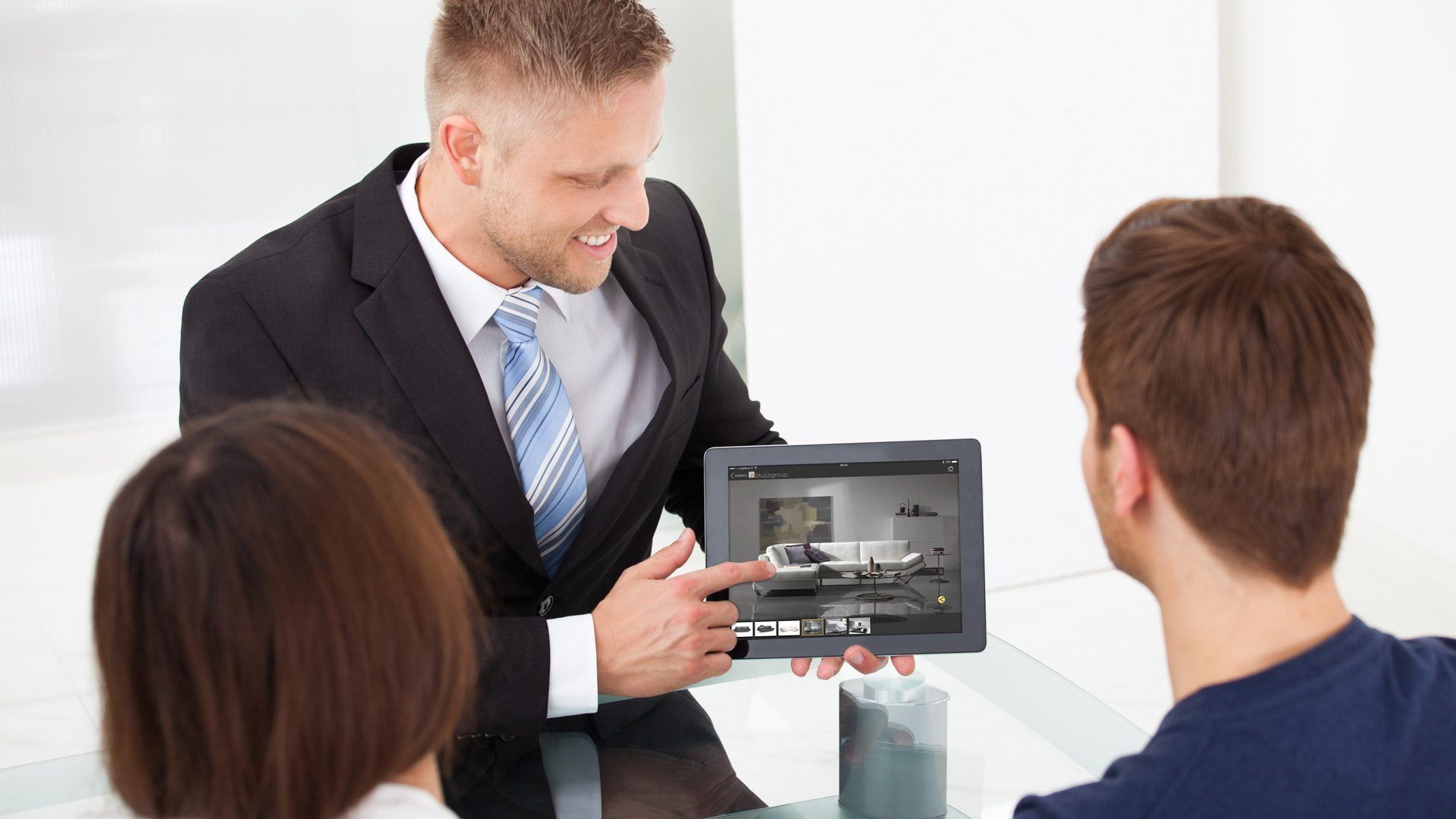 Agente di vendita che mostra i prodotti ai clienti sul tablet con DSALES